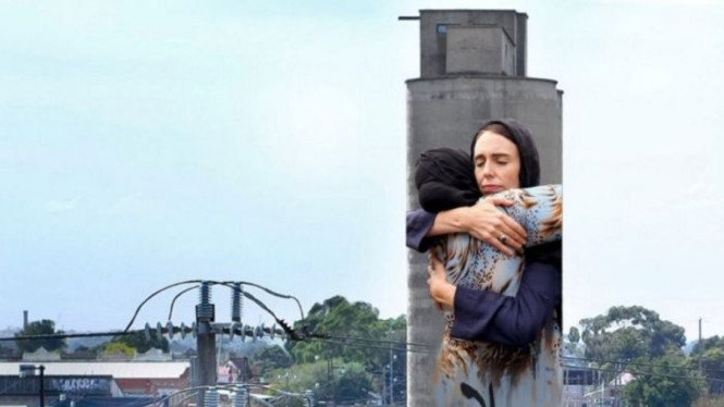Foto Perdana Menteri (PM) Selandia Baru, Jacinda Ardern, yang memeluk seorang perempuan Muslim setelah serangan masjid di Christchurch begitu populer di seluruh dunia.