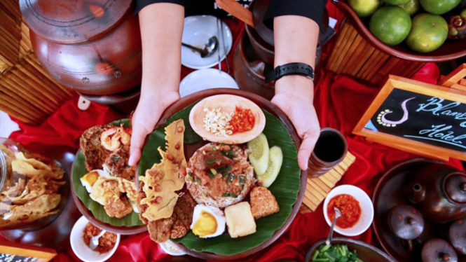 Bupati Abdullah Azwar Anas Buka Banyuwangi Kuliner dengan tema Pecel Rawon di Area Taman Blambangan. (FOTO: Istimewa)