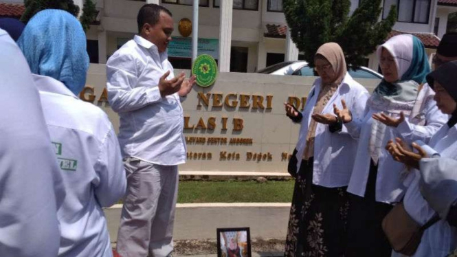 Korban First Travel tabur bunga di depan Pengadilan Negeri Depok, Jawa Barat.