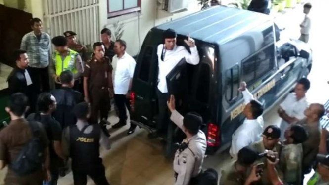Terdakwa pencemaran nama baik Ahmad Dhani Prasetyo di Pengadilan Negeri Surabaya, Jawa Timur, pada Selasa, 23 April 2019.