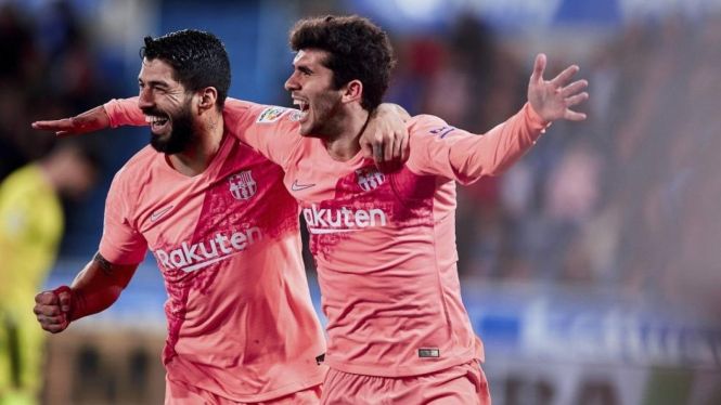 Dua pemain Barcelona, Luis Suarez dan Carles Alena, rayakan gol
