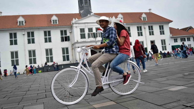 Wisatawan menikmati kawasan Kota Tua, Jakarta, Sabtu, 20 April 2019.