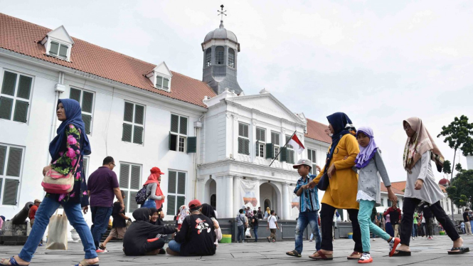 Wisatawan menikmati kawasan Kota Tua, Jakarta, Sabtu, 20 April 2019.