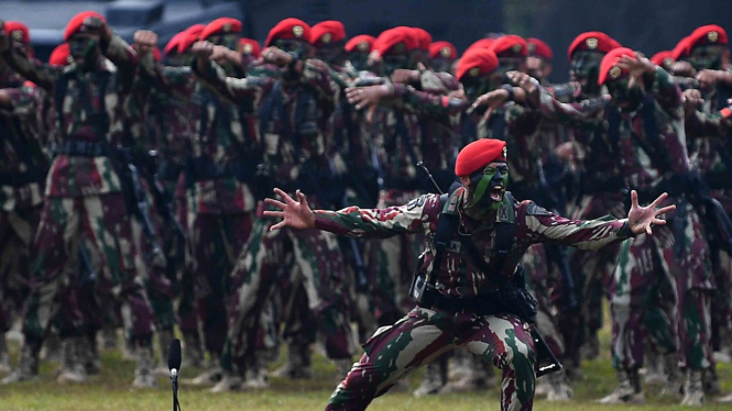 Prajurit Kopassus TNI AD mengikuti apel peringatan HUT  Kopassus di Mako Kopassus, Cijantung, Jakarta Timur 