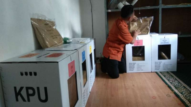 Petugas KPU Kota Malang sedang melakukan persiapan Pemungutan Suara Ulang.