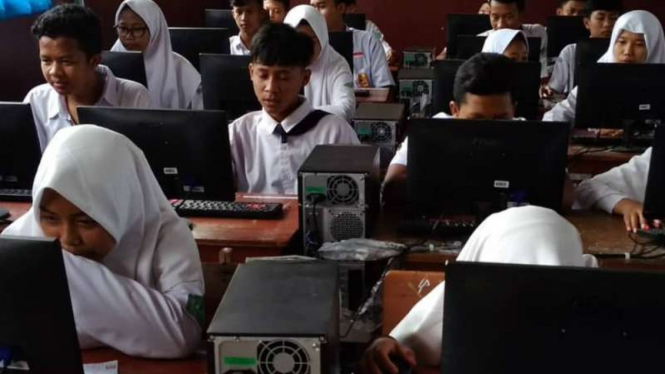 Pelaksanaan Ujian Nasional Berbasis Komputer tingkat SMP di Kota Makassar, Sulawesi Selatan, Rabu, 24 April 2019.