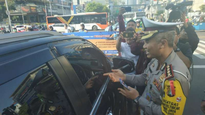 Ilustrasi polisi lalu lintas dengan pengendara mobil.