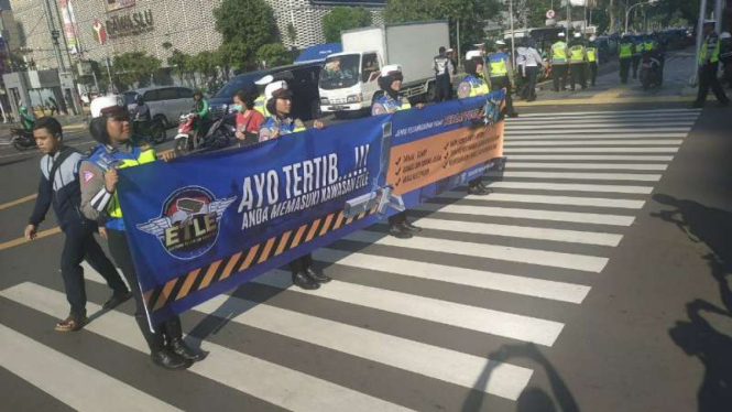 Polisi melakukan sosialisasi tertib berlalu lintas dan ETLE