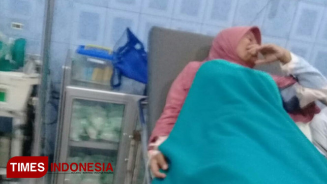 Imroatul terbaring lemas di rumah sakit pasca mengalami keguguran saat menjalankan tugasnya di Pemilu 2019. (FOTO: Ardiyanto/ TIMES Indonesia)