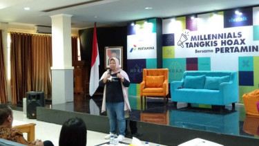 Wakil Pemimpin Redaksi VIVA.co.id, Umi Kalsum di kampus Politeknik Negeri Jakarta.