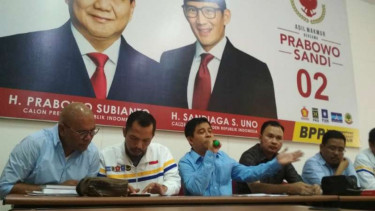Ketua Badan Pemenangan Provinsi Prabowo-Sandi wilayah Jawa Timur, Soepriyatno (tengah) dalam konferensi pers di Surabaya, Kamis, 25 April 2019.