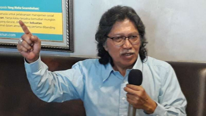Budayawan Emha Ainun Nadjib berbicara tentang situasi terkini politik nasional di Rumah Maiyah, Kadipiro, Kota Yogyakarta, Kamis, 25 April 2019.