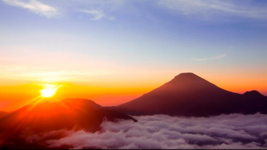 Matahari terbit.