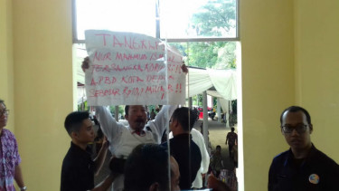 Sidang Paripurna DPRD Depok ricuh