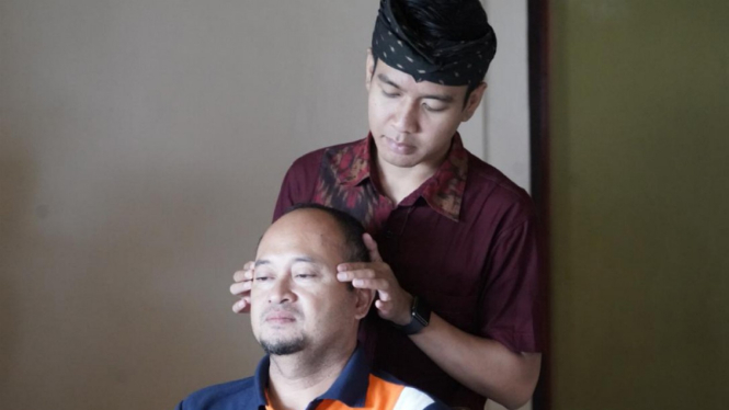 Teknik akupresur untuk atasi migrain.