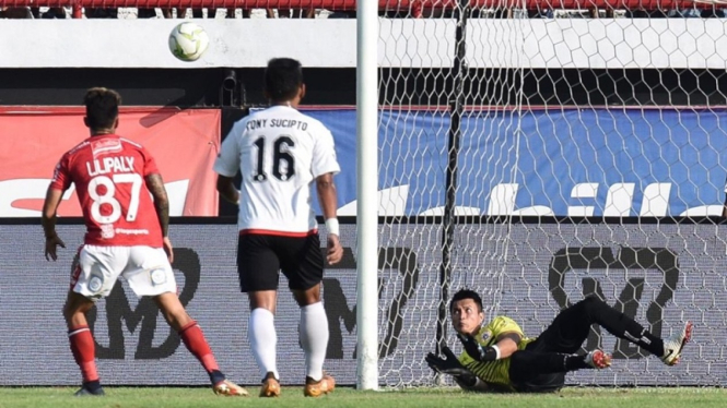 Aksi kiper Persija, Shahar Ginanjar (hijau)