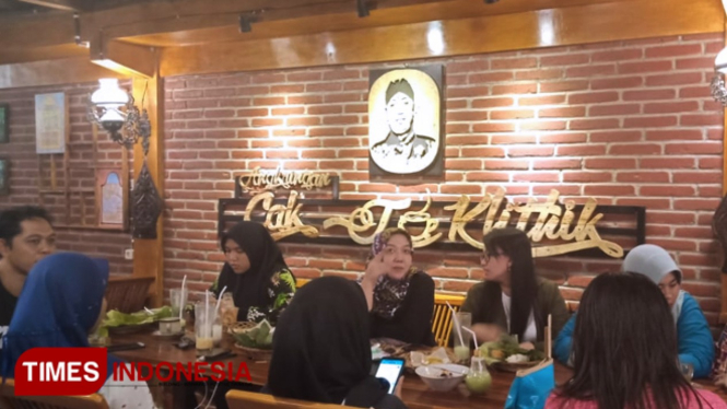 Suasana angkringan Jo-Klithik yang menyajikan kuliner khas Ponoragan. (Foto: Marhaban/Times Indonesia)