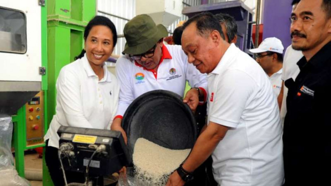 Menteri BUMN Rini Soemarno dan Direktur Utama BTN Maryono.