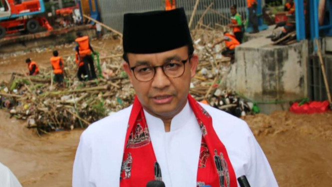 Gubernur DKI Jakarta Anies Baswedan di Pintu Air Manggarai.