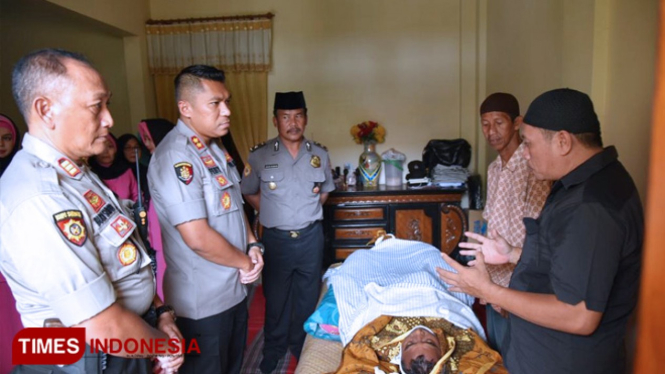 Kapolres Lamongan, AKBP Feby DP Hutagalung (dua dari kiri), bersama anggotanya takziah ke rumah duka, Sabtu (27/4/2019). (FOTO: MFA Rohmatillah/TIMES Indonesia)
