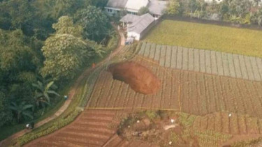 Lubang raksasa muncuk di persawahan warga di Sukabumi, Jawa Barat, pagi tadi.