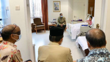 Presiden ketiga BJ Habibie menjenguk Ibu Ani Yudhoyono di Singapura.