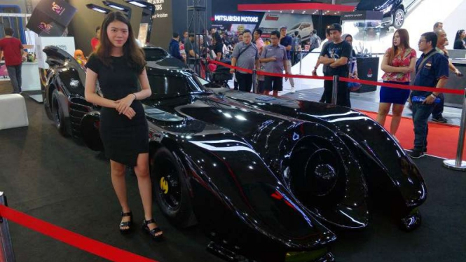 Replika Batmobile dipajang di IIMS 2019