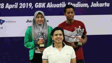 Waketum PB PRSI, Harlin Rahardjo (tengah) bersama Adinda dan Fadlan