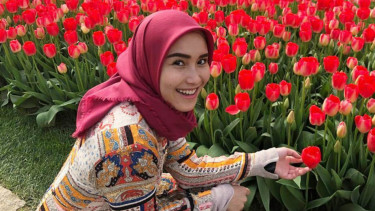 Ayu Ting Ting berhijab.
