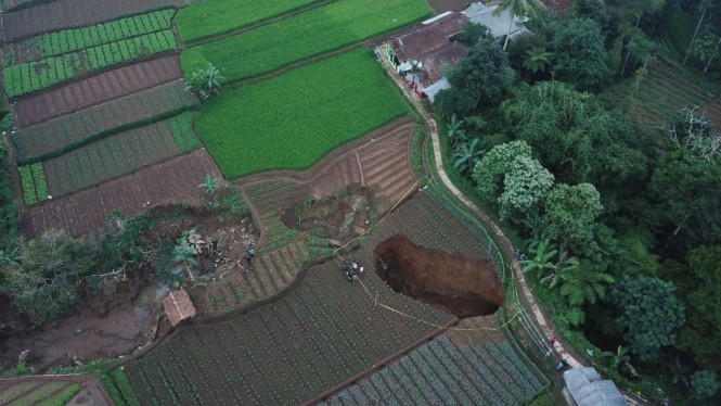 Foto udara lubang raksasa di Sukabumi, Jawa Barat