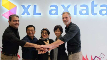 Direktur Utama dan Kepala Eksekutif XL Axiata, Dian Siswarini (tengah).