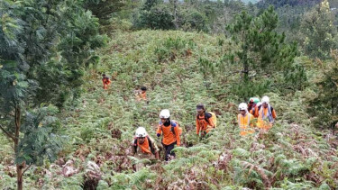 Tim SAR mencari dua remaja pendaki yang dilaporkan hilang di puncak Gunung Bawakaraeng, Kabupaten Gowa, Sulawesi Selatan, Selasa, 30 April 2019.
