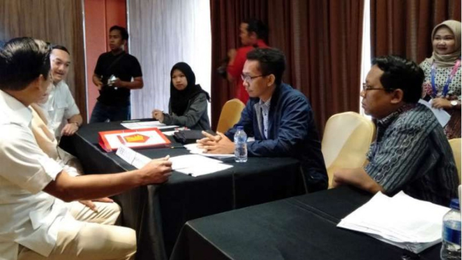 Bendahara Gerindra Thomas M Djiwandono laporkan dana kampanye ke KPU.