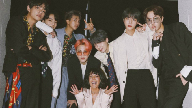 BTS dan Halsey usai tampil di Billboard Music Awards 2019
