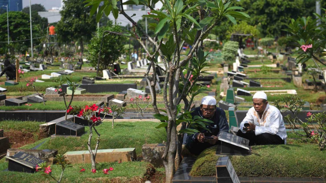 Umat muslim berziarah di TPU Karet Bivak, Jakarta, Minggu, 28 April 2019.