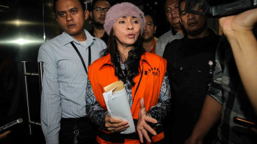 Bupati Kepulauan Talaud Provinsi Sulawesi Utara yang terjaring Operasi Tangkap Tangan (OTT) KPK, Sri Wahyumi Maria Manalip mengenakan rompi tahanan seusai menjalani pemeriksaan di gedung KPK, Jakarta