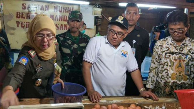 Wali Kota Depok Mohammad Idris meninjau harga kebutuhan pokok di pasar.