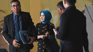 Direktur Utama PT Pertamina (Persero) Nicke Widyawati (tengah) meninggalkan gedung KPK usai menjalani pemeriksaan di Jakarta