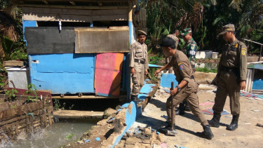 Petugas tertibkan puluhan bangunan karaoke mesum di Bogor