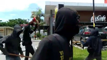 Kelompok Anarcho-Syndicalism Rusak Fasilitas Umum di Makassar