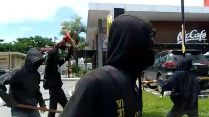 Kelompok Anarcho-Syndicalism Rusak Fasilitas Umum di Makassar