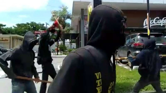 Aksi Anarcho Syndicalism merusak fasilitas di Makassar