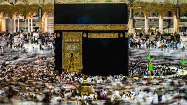 Umat Islam melakukan Tawaf keliling Kakbah sebagai bagian dari pelaksanaan ibadah Umroh di Masjidil Haram, Makkah Al Mukarramah, Arab Saudi
