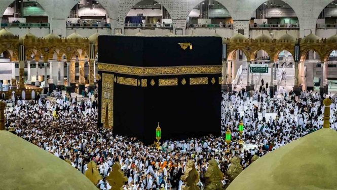 Umat Muslim melakukan Tawaf keliling Kakbah sebagai bagian dari pelaksanaan ibadah Umroh di Masjidil Haram, Makkah Al Mukarramah, Arab Saudi