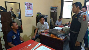 M Sai (Kiri) bakar kantor Kades Pinrang.