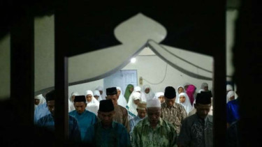 Jemaah Tarekat Naqshabandiyah gelar Salat Tarawih.