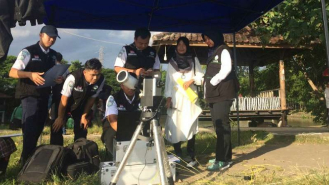 Pemantauan hilal di Pantai Loang Baloq, Kota Mataram, Nusa Tenggara Barat, pada Minggu sore, 5 Mei 2019.