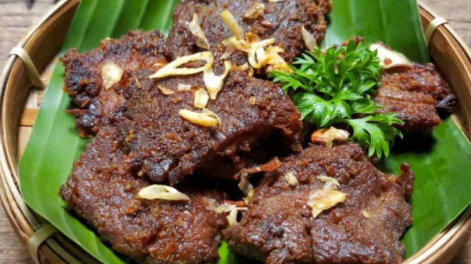Empal gepuk daging sapi.