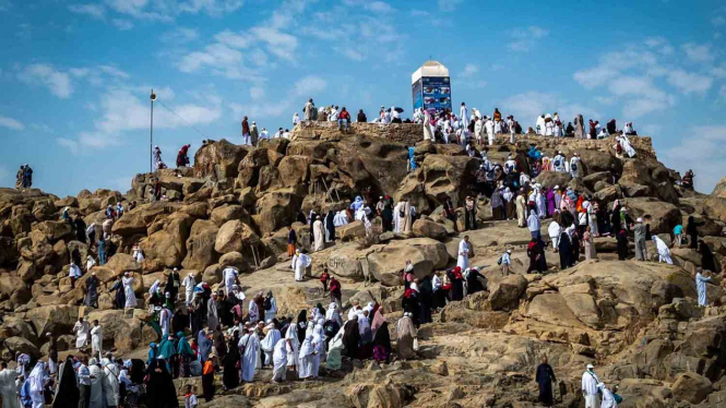 Peziarah mengunjungi bukit Jabal Rahmah di kawasan Padang Arafah. (Ilustrasi)