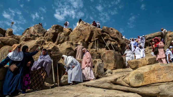 Peziarah mengunjungi bukit Jabal Rahmah di kawasan Padang Arafah.